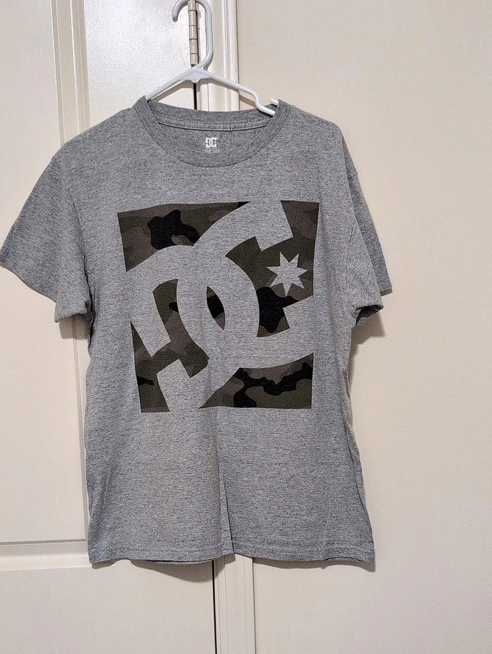 DC Shoes Camo Graphic Tee in Gray Size Large Like New